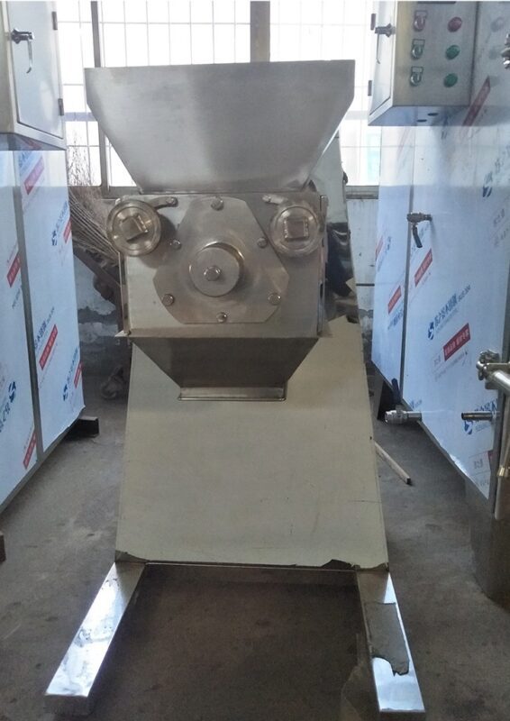 Triturador oscilante YARK-160 vista frontal con tolva superior de acero inoxidable